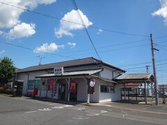 「鹿島駅」を見学した。
どちらも無人駅だが、味のある木造駅舎だった。
