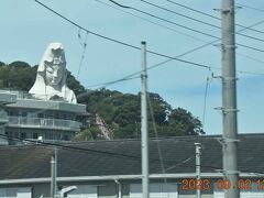 大船駅前には観音様