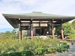 　法輪寺から徒歩15分ほどで、中宮寺を取り囲んでいる塀まで来ましたが、入口が見当たらず無駄に歩かされました。法隆寺の東院伽藍は夢殿の周りのみが有料で、鐘楼や伝法院のあたりは無料でアクセスできるようになっていて、伝法院を通り過ぎた先が中宮寺の受付となっていました。中宮寺見学が先になっても、午後に法隆寺を見学予定と伝えると、100円割引になりました。「飛鳥の微笑み」で有名な菩薩半跏像を拝観できるためか、斑鳩の4つのお寺の中では、こちらの小さな本堂が、最も見学客でにぎわっていました。