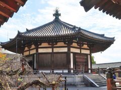 　法隆寺の見学は、東院伽藍からスタートしました。聖徳太子の住まいであった斑鳩宮の跡地に建てられた八角形の本堂、夢殿です。