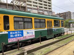 鹿児島中央駅に行くために郡元駅で乗り換えます。

乗り換えると言ってもよくわからずにいたら、同じ電車に乗ってた地元の方が反対ホームから「こっちよー！」と声をかけてくれました。

反対ホームで待ってると「あ、あの人たちも同じ電車にいたわね！おーい、こっちよー！」と声をかけるも全く気付かず。
アジア人だけど日本人じゃなさそうなので英語で声をかけると皆さん反応。
この後、社内でお喋りすると香港からのゲストでした。
彼らとはこの先、市内や船内のあちこちでバッタリ遭遇。