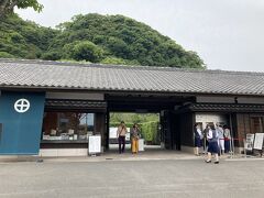 城山展望台からバスで仙厳園までやってきました。
中には入らず・・・