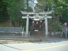 林泉寺向かいの山神社にも立ち寄ります。
