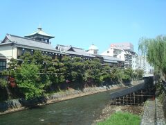 松川遊歩道沿いを歩きます。