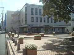 ふれあいの湯（足湯）の隣にある、伊東ふれあいセンターです。