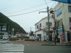 信号機の先に伊豆下田観光駅前案内所が見えました。下田駅から遠くはないですが、大きい道路を渡る必要があるので、駅前という感じはありません。