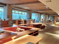 翌朝です
延長戦となった沖縄旅行の7日目となります

この日の沖縄は雨がち

スカイマークで取れた便が10時10分発だった為、
7時半頃にチェックアウトします

台風料金というのがあるらしく、延泊料金は3.5万円でした

この旅行が終わった直後の8月23日から
星野リゾートは「台風安心特約2023」という特約を始めましたので、
その前の話ですが、台風料金というものがあった様子です