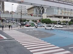 先に妻と家族を空港へ下ろし、先にチェックインをお願いし
私はオリックスレンタカーの那覇西町店へ

オリックスレンタカーも台風料金で3800円で1日延泊出来ました

皆様に感謝です

ちなみに、給油は首里城近くのエネオスで行いました
豊見城の空港近くのスタンドでは190円/L近い価格の様でしたが、
首里では165円/Lで入れる事が出来ました

写真は旭橋駅の交差点です