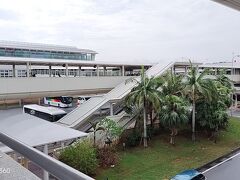 ゆいレールに乗って空港まで戻ってきました

いやぁスゴイ混雑でした
通勤ラッシュと観光客が入り乱れて阿鼻叫喚・・・

ですが、

よく考えると旭橋から乗っていますので、一つ前の県庁前までは
さらに通勤客が多かったはずで、もっともっと凄かったのかもしれません・・・

恐ろしい・・・