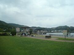 まどが浜海遊公園海遊の足湯には若者グループがいました。小雨が降っていたので屋根のある部分に入りました。適温でしたが、若者に囲まれて居心地が悪かったので短時間で出てしまいました。