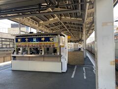 ホームにある駅そばで昼食をとりました。

私は静岡県が中央リニア新幹線の建設にＧＯサインを出すまでは、一円たりとも静岡県内で消費をしたくないのですが、背に腹はかえられず、手早くそばをすすりました。確か冷やしかき揚げそばが520円だったと思います。