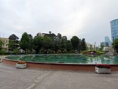 まずは県庁前公園を目指します。午前6時到着～！　いまにも雨が降りそう。傘持って出て正解。