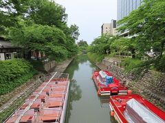 松川七橋めぐり遊覧船。早朝なのでまだ営業してません。