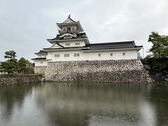 富山城（模擬天守）。数分間雨宿りして午前6時半に通過。