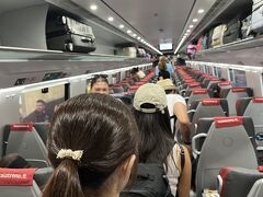 車内はこんな感じで、多分ナポリ発だったようで、ほぼ満席です。荷物は上に上げるか、又は大きい荷物は隣の車両に荷物置き場があるようでした。
ただ、席と離れてしまうし、やっぱり女性だけで大きいスーツケースを持って電車移動は厳しそうだなと感じました。