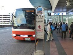 早朝4:30。
西武線・所沢駅発の羽田空港行き01便に乗ります。
約１時間ほどで羽田空港第２Tに到着しました。