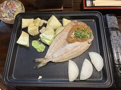 宿へ戻り入浴セットを持って夕飯を食べに「利尻ふるさと食堂」へ。ほっけのちゃんちゃん焼きをいただきました。
なかなかの大きさw