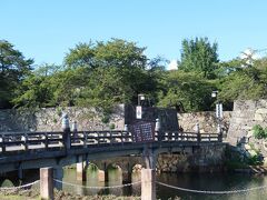 続いて、彦根城を見学。天守閣以外にも城郭の姿がそのまま残ってます