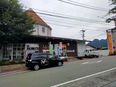 高千穂峡は宮崎県にありますが、熊本空港からがアクセスがいいのです。
その名も直通の「たかちほ号」というバスで向かいます。2時間くらいかかるので途中トイレ休憩がありました。
と、すぐそこに私の大好きな郵便局が！予期せぬ幸せ。急いで風景印をもらいましたので後ほど。