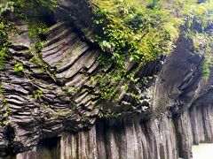 高千穂峡着。このアコーデイオンみたいな岩肌がかっこいいね！柱状節理というそうです。