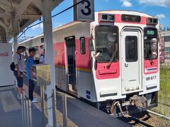 有田駅には10:55到着します。
ここからは第三セクター鉄道の松浦鉄道に乗り換えます。

3番線にちょうど折り返し伊万里行になる列車が到着しました。
乗り込み運転士さんから1日乗車券を購入します。