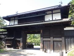 向かいの弘前城へ行っときます。