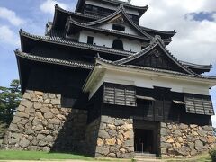 天守台（石垣）高さ約7m。 

石垣の築成には穴太衆が招かれ、松江城完成まで5年間のうちの3年を費やしたそうです。

