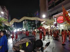 チャイナタウンに行くとお祭りをやっていた。何のお祭りだろう。
