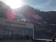 アイガーグレッチャー駅の外に出ると、太陽がまぶしいー
