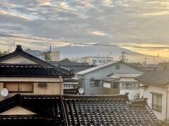 酒田　朝 5:30　

ホテルの部屋から鳥海山が見える。
アングルが悪いせいか、霊峰 出羽富士 としてのイメージが今一つ。