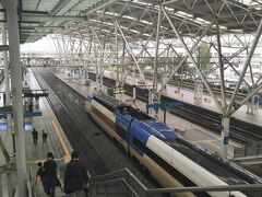 ソウル駅には定刻12:15に到着しましたが、雨が構内まで入って来るほどの大雨でした。