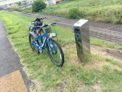 登戸側へ渡ってから、こちらの岸でも川沿いを下流へ向かいました。
小田急線の鉄道橋を越えた先に、登戸の渡しの碑が建っていました。
上流に引き返すと、先ほど鉄道橋にいたロマンスカーはいなくなっていました。
