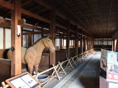 彦根城表門橋近くの駐車場には大きな馬屋がありました。重要文化財の建物なのに内部も無料で観られます