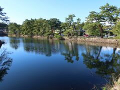 滋賀縣護國神社近くの濠に面した所にあるいろは松。濠の水面に映り込んだ色は松がきれい