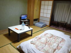 という事で、本日はこれにて終了。
今日は松山から四国最西端の佐田岬へ行き、そこから石鎚山と300km近く移動したので、さすがに運転が疲れました。
まずは最初の端を制覇したので、残りはあと3端。
明日は端は一旦置いといて、石鎚山に登ります。
石鎚山は四国最高峰なうえに、西日本最高峰の山。
明日は早朝から四国で一番高い場所を目指します。
4時半に起きる予定なので、今日は早く寝たいと思います。
ではでは、お休みなさい。