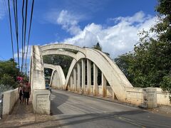 一番奥にアナフルブリッジ
日曜なので地元の若者が次々川に飛び込んでいて、歩道がビショビショです。
橋の向こうのサーフアンドシーを覗いて、ハレイワタウン散策終了