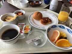 ホテルに戻って朝食をば。