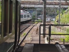 甲斐大和駅で特急の通過待ち。