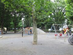 白銀公園　現在は新宿区の公園で、石の山、遊具、ベンチ、砂場、トイレ等があり、大きな木が生い茂り木陰があります