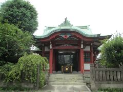 築土八幡神社拝殿　創建は809～823年、ご祭神は応神天皇、神功皇后、仲哀天皇です。石段の途中に区登録有形文化財の鳥居、境内には田村虎蔵顕彰碑、庚申塔、百度石、境内社宮比神社、神楽殿、神輿蔵、拝殿、その奥に本殿、ご神木イチョウの木があります