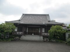 光照寺本堂　浄土宗の一寺、創建は1603年、開基は松平信定、開山は清誉上人光照、本尊は阿弥陀如来像です。山門を通ると、鐘楼、本堂、地蔵尊、文化財や登録史跡の説明板等があります。出羽松山藩の菩提寺で、境内には同藩主酒井家の歴代の墓がある。光照寺一帯は牛込城があったとところと言われている