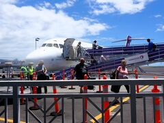 コナ空港に無事着陸。
　しかし、空港ビルという大きな建物はなく、タラップ？という感じのなだらかなスロープを歩いて地面に降り立ちゲートを通って空港内へ。なんかちょっと立派なバス停という感じのゲートでした。
　これでも国際空港なんですよね。ただ、いろいろ工事中のところがあったのでしばらくすると素晴らしく生まれ変わるのかもしれません。