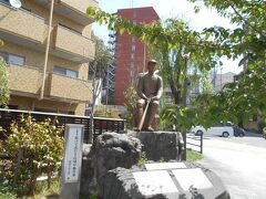 道後温泉駅近くの放生園（ほうじょうえん）にある正岡子規像です。
野球の恰好です。