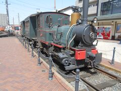 道後温泉駅に止まっている坊ちゃん列車です。
後で、県庁前を実際に走っているところを見ました。