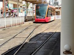 伊予鉄路面電車に乗り、松山城に向かいました。
写真は松山市駅に停車中の電車です。