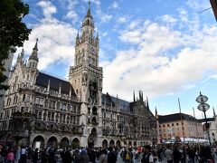 ミュンヘンの新市庁舎は、1900年前後に建築されたゴシックリヴァイヴァル様式なんですよね。

プラハの聖ヴィート大聖堂とかがゴシック様式で、時を経て復活したのがゴシックリヴァイヴァル様式。

なんとなく似てますよね。

イギリスが発祥で、ウェストミンスター宮殿もゴシックリヴァイヴァル様式です。

20年前はなんのことやら？って感じでしたが、少しは成長できたみたいです。