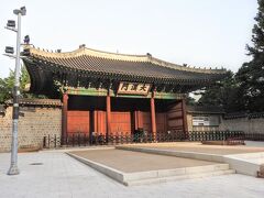 左側は徳寿宮(トクスグン)の入口の門。
交代式はこの前で行われます。