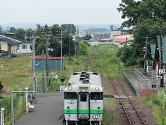 鵡川駅には12:54に到着です。日高本線は高波で海岸沿いの線路が流失してしまい鵡川～様似間が復旧することなく廃線となってしまいました。