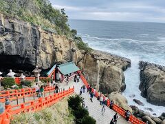 一路、クルマを走らせて、鵜戸神宮まで。
途中、道の駅フェニックスに立ち寄ってくるのもいいですね。

陶器の石？みたいなのを購入して、海の中の大きな岩に向かって投げるんです。
それが決まったエリアに入ればラッキーみたいな感じだったと思います。