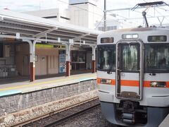 岡谷駅で10分停車、中央本線からの乗換客を待ちます。やはりハイキング客が多い。